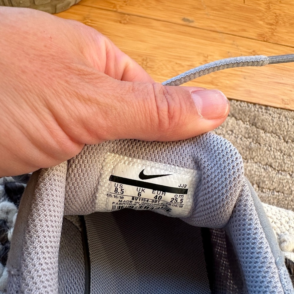 Women’s Nike’s Size 8.5 gray with rose gold swoosh - Picture 3 of 4